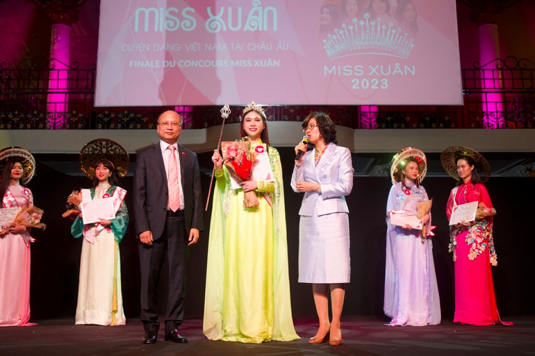 Đại sứ Việt Nam tại Pháp Đinh Toàn Thắng và Đại sứ, Trưởng Phái đoàn Thường trực Việt Nam bên cạnh UNESCO Lê Thị Hồng Vân trao giải Hoa khôi Duyên dáng Việt Nam 2023 cho thí sinh Lê Vũ Thục Anh.