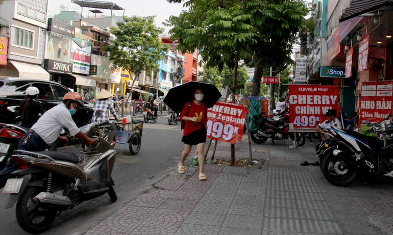 Người dân di chuyển khó khăn trên đường Xô Viết Nghệ Tĩnh phường 17 quận Bình Thạnh.