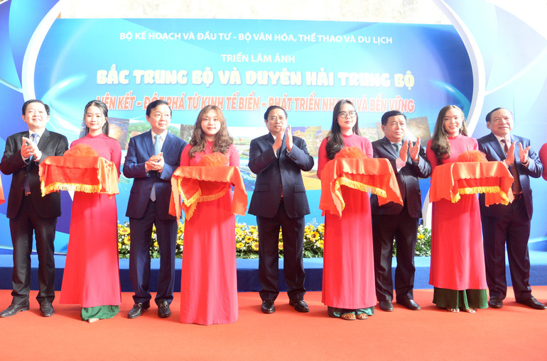 Thủ tướng Phạm Minh Chính và các đồng chí lãnh đạo cắt băng khai mạc Triển lãm ảnh về thành tựu phát triển kinh tế-xã hội các tỉnh Bắc Trung Bộ và duyên dải Trung Bộ.