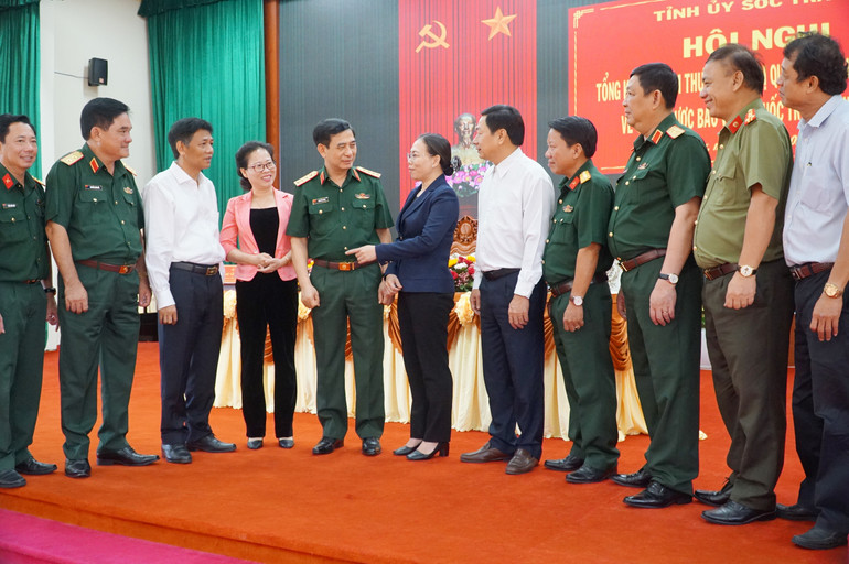 Đại tướng Phan Văn Giang trò chuyện với các đại biểu về dự Hội nghị.