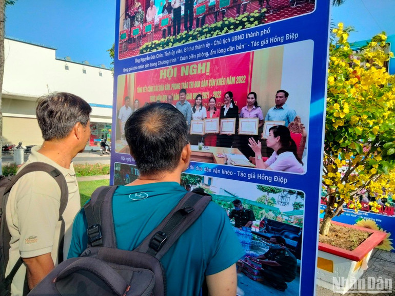 Du khách xem triển lãm ảnh về thành tựu phát triển kinh tế-xã hội của Kiên Giang và hình ảnh về quần đảo Hoàng Sa, Trường Sa của Việt Nam.