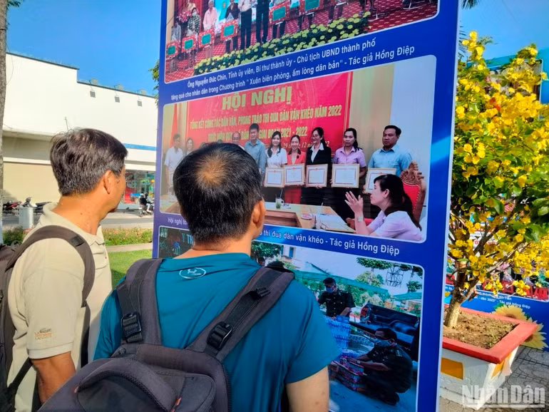 Du khách xem triển lãm ảnh về thành tựu phát triển kinh tế-xã hội của Kiên Giang và hình ảnh về quần đảo Hoàng Sa, Trường Sa của Việt Nam.