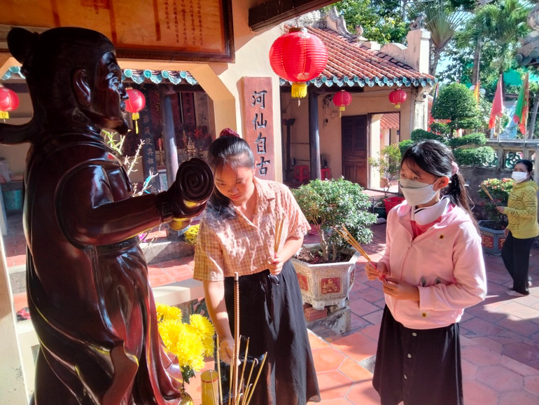 Thắp hương tưởng niệm tại đền thờ Mạc Cửu.