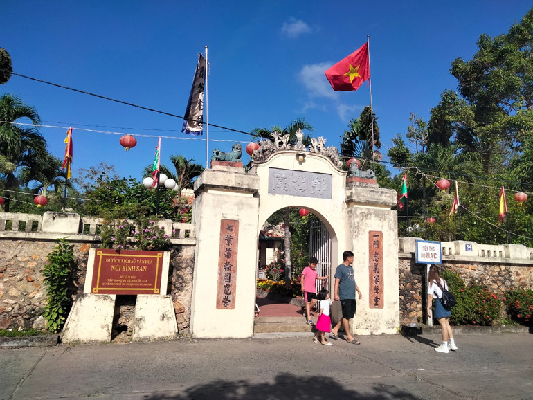 Du khách viếng lăng Mạc Cửu.