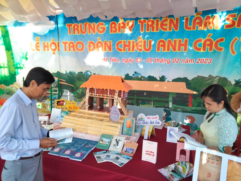 Du khách xem triển lãm sách tại Lễ hội Tao đàn Chiêu Anh Các.