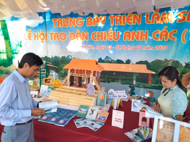 Du khách xem triển lãm sách tại Lễ hội Tao đàn Chiêu Anh Các.