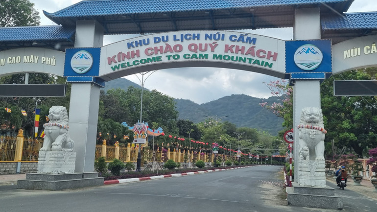 Trạm thu phí khu du lịch Núi Cấm cũng bị phản ánh bất hợp lý, gây khó khăn cho kinh doanh đi lại của người dân.