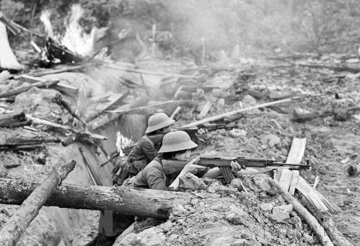 Các nữ chiến sĩ tự vệ Lâm trường Bản Phiệt, huyện Mường Khương, tỉnh Hoàng Liên Sơn (nay thuộc tỉnh Lào Cai) bám trụ chiến đấu, phối hợp bộ đội địa phương đánh lui nhiều đợt tấn công của địch. (Ảnh: Nguyễn Trân/TTXVN) Các nữ chiến sĩ tự vệ Lâm trường Bản Phiệt, huyện Mường Khương, tỉnh Hoàng Liên Sơn (nay thuộc tỉnh Lào Cai) bám trụ chiến đấu, phối hợp bộ đội địa phương đánh lui nhiều đợt tấn công của địch. (Ảnh: Nguyễn Trân/TTXVN)