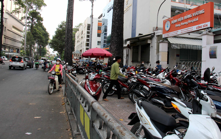 Vỉa hè trước Bệnh viện Hùng Vương là bãi giữ xe.