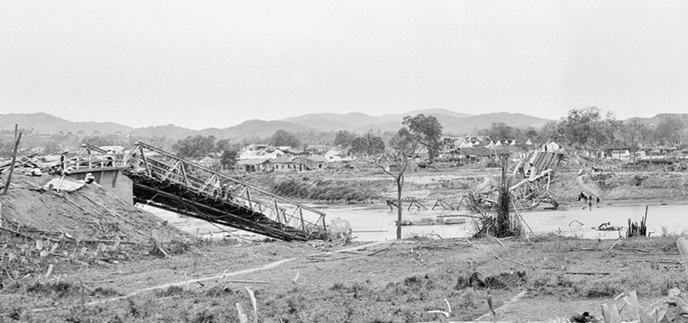 Cầu Bằng Giang và 1 phần trung tâm thị xã Cao Bằng bị địch phá hủy. (Ảnh: Nguyễn Trân/TTXVN) Cầu Bằng Giang và 1 phần trung tâm thị xã Cao Bằng bị địch phá hủy. (Ảnh: Nguyễn Trân/TTXVN)
