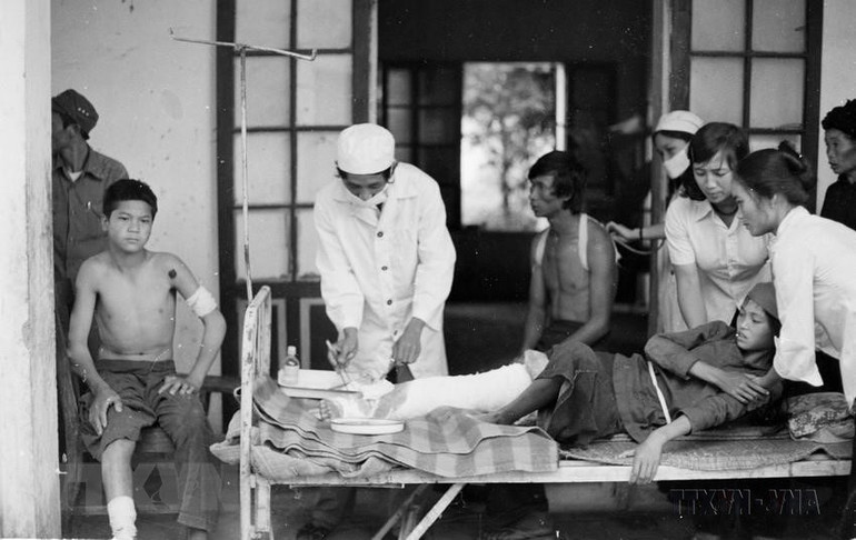 Bác sĩ cứu chữa vết thương cho học sinh trường Phổ thông cơ sở xã Quyết Tiến, huyện Quản Bạ, tỉnh Hà Tuyên bị trúng mảnh đạn pháo trong khi đang vui chơi. (Ảnh: Hứa Kiểm/TTXVN) Bác sĩ cứu chữa vết thương cho học sinh trường Phổ thông cơ sở xã Quyết Tiến, huyện Quản Bạ, tỉnh Hà Tuyên bị trúng mảnh đạn pháo trong khi đang vui chơi. (Ảnh: Hứa Kiểm/TTXVN)