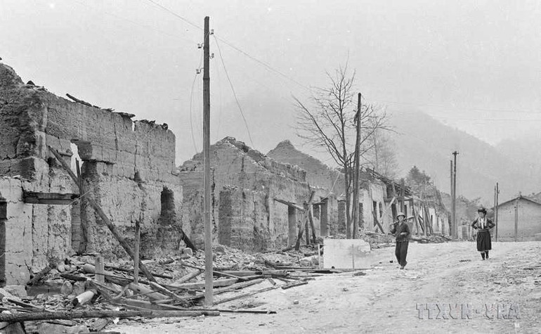 Nhà cửa, đường phố ở thị trấn Phó Bảng, huyện Đồng Văn, tỉnh Hà Tuyên bị đạn pháo của địch tàn phá trong ngày 8 và 9/3/1979. (Ảnh: Ngọc Quán/TTXVN) Nhà cửa, đường phố ở thị trấn Phó Bảng, huyện Đồng Văn, tỉnh Hà Tuyên bị đạn pháo của địch tàn phá trong ngày 8 và 9/3/1979. (Ảnh: Ngọc Quán/TTXVN)