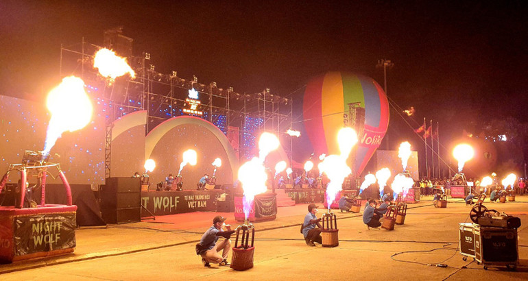 Trình diễn tiết mục Rồng lửa khai mạc chương trình. Trình diễn tiết mục Rồng lửa khai mạc chương trình.