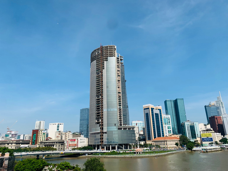 Một dự án nhà ở xây dựng dở dang nhiều năm tại trung tâm Thành phố Hồ Chí Minh.
