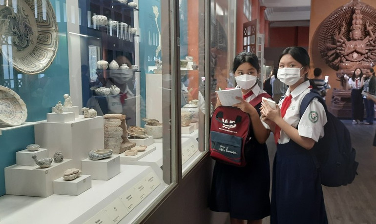 Các học sinh tìm hiểu về lịch sử thông qua các cổ vật tại Bảo tàng Lịch sử Thành phố Hồ Chí Minh.