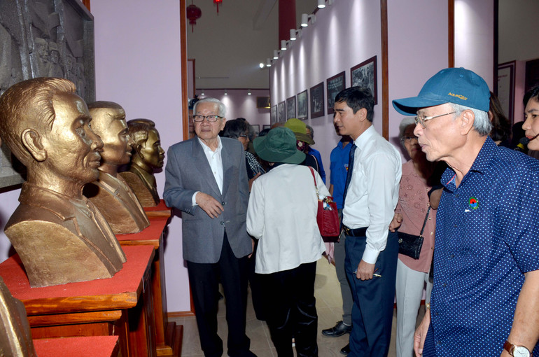 Các đại biểu tham quan Nhà tưởng niệm - trưng bày kỷ vật trong trong thời kỳ kháng chiến chống Mỹ.