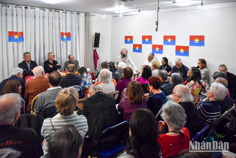 Cộng đồng người Việt ở Pháp vẫn rất gắn bó và hỗ trợ lẫn nhau, thể hiện tinh thần đoàn kết, giúp Việt Nam vượt qua nhiều thử thách lịch sử. (Ảnh: KHẢI HOÀN) Cộng đồng người Việt ở Pháp vẫn rất gắn bó và hỗ trợ lẫn nhau, thể hiện tinh thần đoàn kết, giúp Việt Nam vượt qua nhiều thử thách lịch sử. (Ảnh: KHẢI HOÀN)