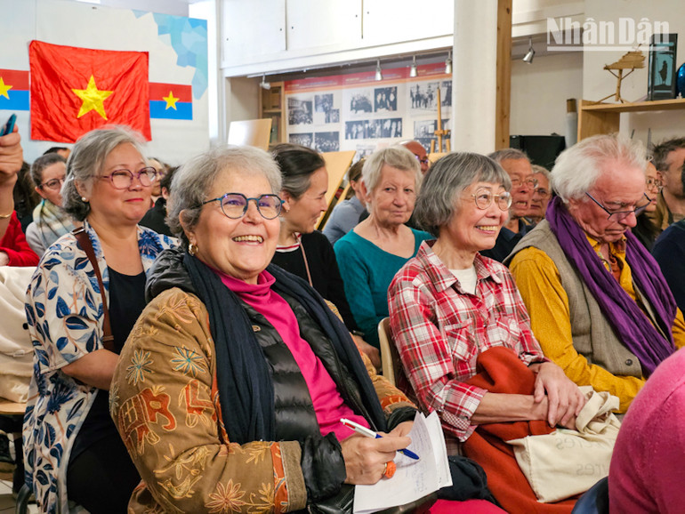 Phong trào ủng hộ Việt Nam tại Pháp nhận được sự hỗ trợ tích cực từ các tổ chức tiến bộ và cá nhân yêu chuộng hòa bình tại Pháp. (Ảnh: MINH DUY) Phong trào ủng hộ Việt Nam tại Pháp nhận được sự hỗ trợ tích cực từ các tổ chức tiến bộ và cá nhân yêu chuộng hòa bình tại Pháp. (Ảnh: MINH DUY)