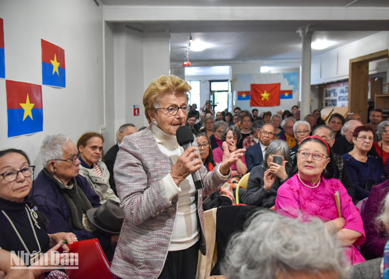 Bà Helene Luc, Thượng nghị sĩ danh dự, Chủ tịch danh dự Hội hữu nghị Việt-Pháp, kể về những kỷ niệm của cuộc diễu hành tại Pháp thể hiện niềm hân hoan chung nhân dịp đại thắng 30/4/1975. (Ảnh: MINH DUY) Bà Helene Luc, Thượng nghị sĩ danh dự, Chủ tịch danh dự Hội hữu nghị Việt-Pháp, kể về những kỷ niệm của cuộc diễu hành tại Pháp thể hiện niềm hân hoan chung nhân dịp đại thắng 30/4/1975. (Ảnh: MINH DUY)