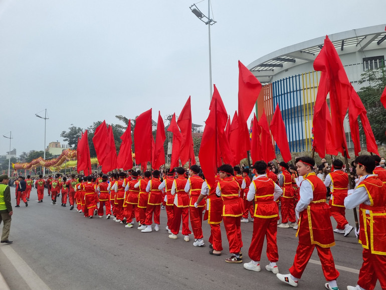 Đội cờ hồng tại Lễ hội Đình Nhật Tân. (Ảnh: DIỆP VÂN)