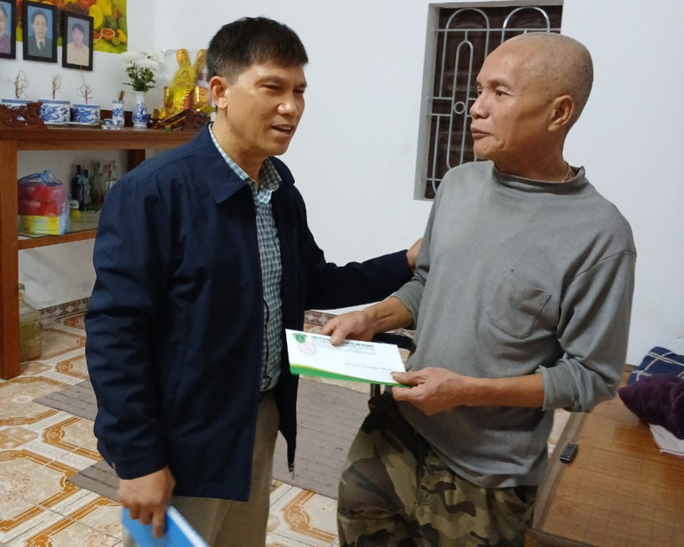 Cựu chiến binh Hoàng Văn Đạt (bên trái) thăm, tặng quà thương binh phường Đức Giang. Cựu chiến binh Hoàng Văn Đạt (bên trái) thăm, tặng quà thương binh phường Đức Giang.