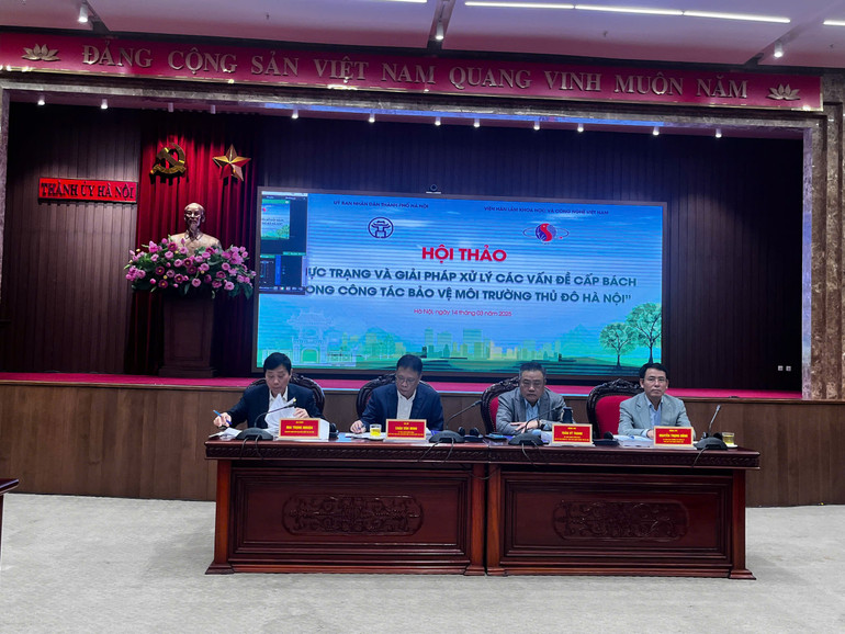 Chủ tịch Ủy ban nhân dân thành phố Hà Nội Trần Sỹ Thanh và Chủ tịch Viện Hàn lâm Khoa học và Công nghệ Việt Nam Châu Văn Minh tại Hội thảo.