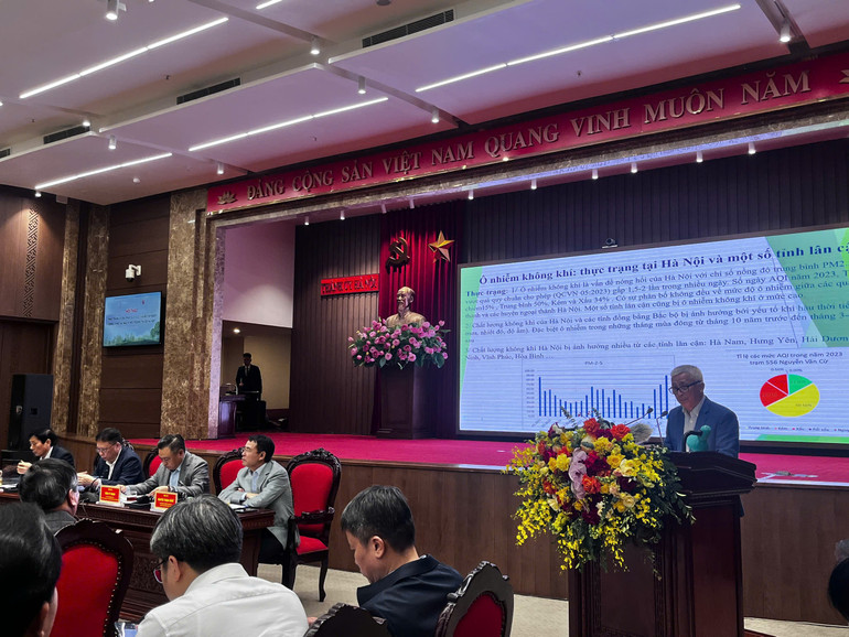 Tiến sĩ Hoàng Dương Tùng - Chủ tịch Mạng lưới không khí sạch Việt Nam phát biểu tham luận tại Hội thảo.