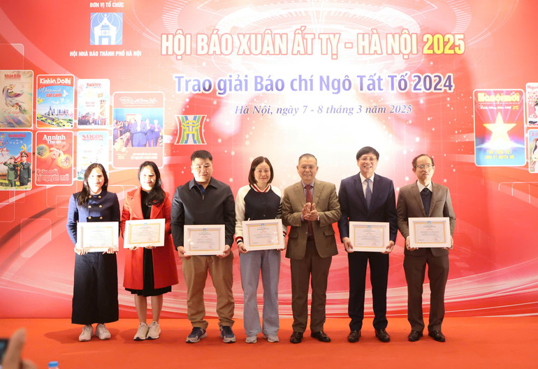 Ban Tổ Chức trao khen thưởng cho các tác giả đoạt giải "Bài báo hay viết về Hà Nội".