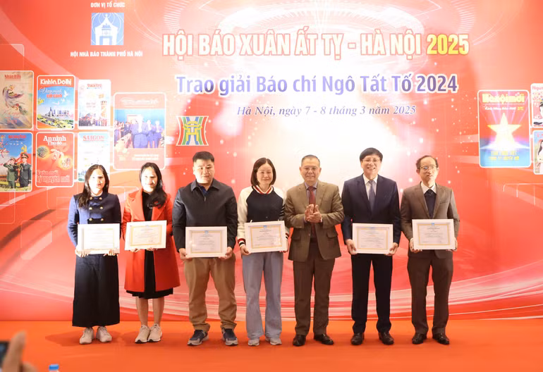 Ban Tổ Chức trao khen thưởng cho các tác giả đoạt giải "Bài báo hay viết về Hà Nội".