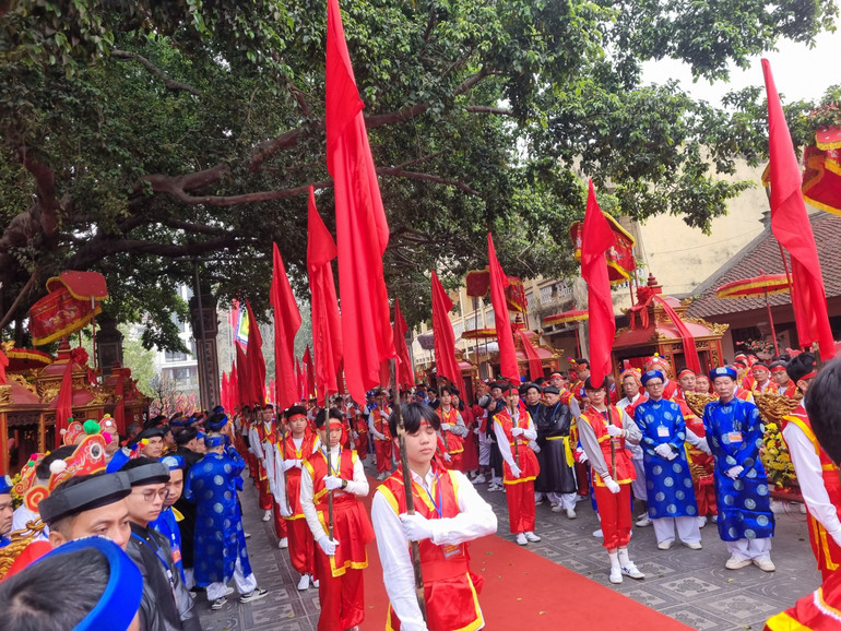 Công tác chuẩn bị cho Lễ hội Đình Nhật Tân. (Ảnh: DIỆP VÂN)