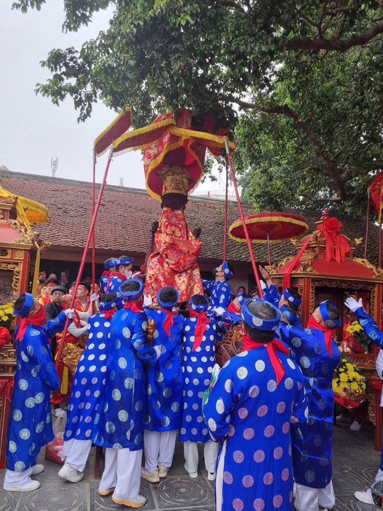 Đội kiệu chuẩn bị cung nghinh rước các Đức Đại Vương. (Ảnh: DIỆP VÂN)