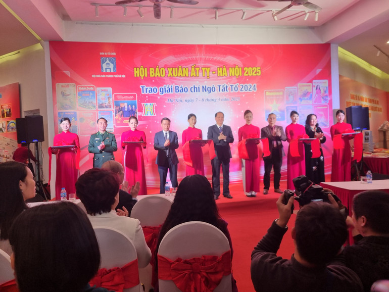 Các đại biểu cắt băng khai mạc Hội Báo Xuân Ất Tỵ-Hà Nội 2025. (Ảnh: DIỆP VÂN) Các đại biểu cắt băng khai mạc Hội Báo Xuân Ất Tỵ-Hà Nội 2025. (Ảnh: DIỆP VÂN)