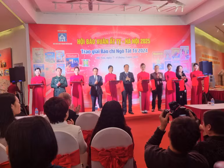 Các đại biểu cắt băng khai mạc Hội Báo Xuân Ất Tỵ-Hà Nội 2025. (Ảnh: DIỆP VÂN)