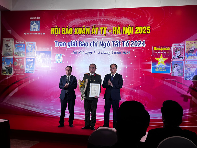 Lãnh đạo Trung ương Hội Nhà báo Việt Nam và Thành ủy Hà Nội trao giải Đặc biệt-Giải báo chí Ngô Tất Tố thành phố Hà Nội năm 2024. (Ảnh: DIỆU THƯƠNG) Lãnh đạo Trung ương Hội Nhà báo Việt Nam và Thành ủy Hà Nội trao giải Đặc biệt-Giải báo chí Ngô Tất Tố thành phố Hà Nội năm 2024. (Ảnh: DIỆU THƯƠNG)