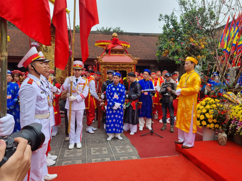 Đức Thánh Uy Đô Đại Vương Trần Linh Lang (Uy Linh Lang) giáng kiệu. (Ảnh: DIỆP VÂN)
