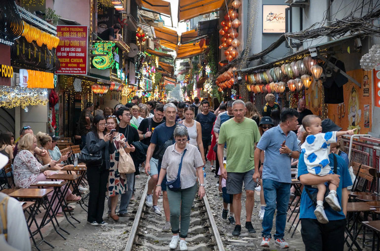 Trước khi tổ công tác đi kiểm tra, khu vực đường tàu này rất đông du khách, hàng quán kê sát đường tàu tiềm ẩn nguy cơ tai nạn. (Ảnh: DIỆU THƯƠNG)