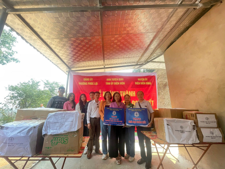 Cô Thúy Hà (áo cam) trong chuyến thiện nguyện tại tỉnh Điện Biên.