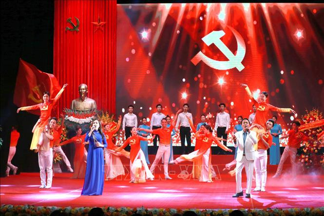 Tiết mục nghệ thuật chào mừng.