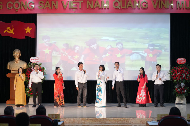 Các tiết mục văn nghệ biểu diễn tại buổi lễ. Các tiết mục văn nghệ biểu diễn tại buổi lễ.