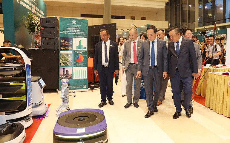 Phó Thủ tướng Chính phủ Trần Lưu Quang cùng các lãnh đạo thành phố Hà Nội thăm quan các gian hàng trưng bày giới thiệu sản phẩm. Phó Thủ tướng Chính phủ Trần Lưu Quang cùng các lãnh đạo thành phố Hà Nội thăm quan các gian hàng trưng bày giới thiệu sản phẩm.