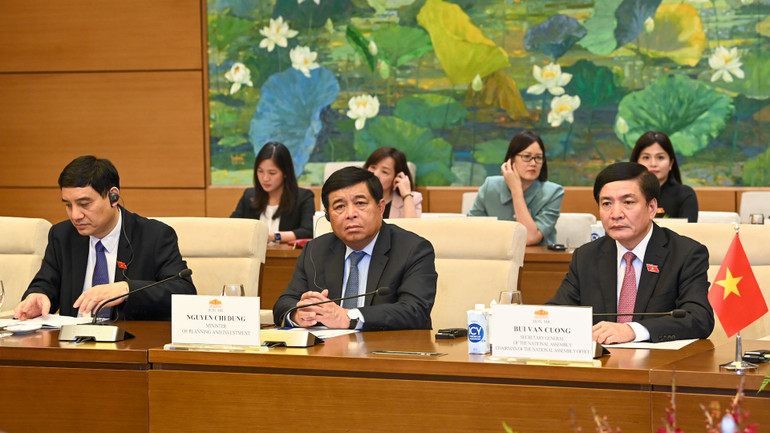 Tổng Thư ký, Chủ nhiệm Văn phòng Quốc hội Bùi Văn Cường; Bộ trưởng Kế hoạch và Đầu tư Nguyễn Chí Dũng; Chủ nhiệm Ủy ban Văn hóa, Giáo dục Nguyễn Đắc Vinh và các đại biểu Việt Nam dự buổi hội đàm.