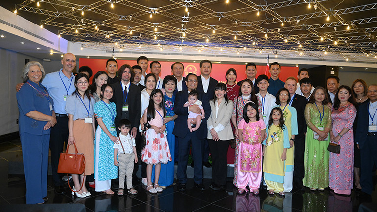 Thủ tướng Phạm Minh Chính chụp ảnh lưu niệm với bà con. Thủ tướng Phạm Minh Chính chụp ảnh lưu niệm với bà con.