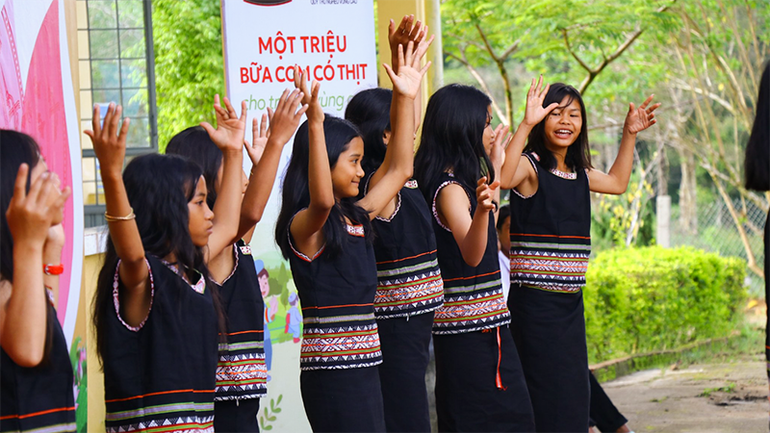 Các em học sinh biểu diễn văn nghệ chào mừng ngày khai giảng.