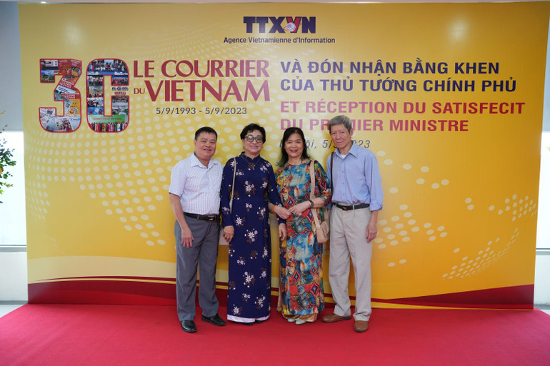 Các thế hệ cán bộ, phóng viên, biên tập viên của báo tham dự buổi lễ. Các thế hệ cán bộ, phóng viên, biên tập viên của báo tham dự buổi lễ.