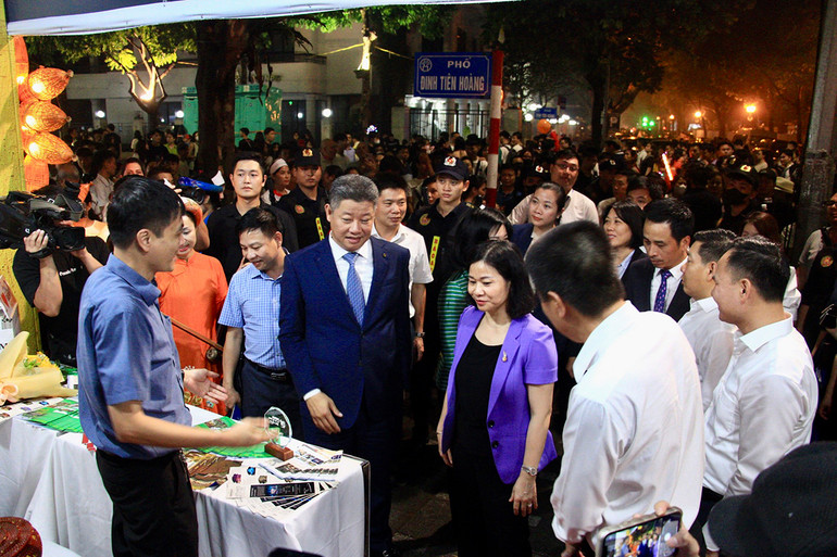 Các đại biểu tham các gian hàng tại Festival.