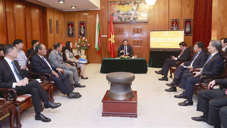 Quang cảnh buổi gặp các Đại sứ Việt Nam tại một số nước châu Âu của Chủ tịch Quốc hội Vương Đình Huệ. (Ảnh: Doãn Tấn/TTXVN)