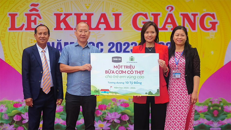 Đại diện Chin-su và đại diện Quỹ Trò nghèo vùng cao tại buổi Lễ khai giảng.