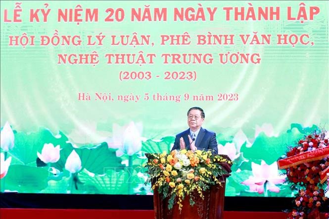 Đồng chí Nguyễn Trọng Nghĩa, Bí thư Trung ương Đảng, Trưởng Ban Tuyên giáo Trung ương phát biểu chúc mừng.