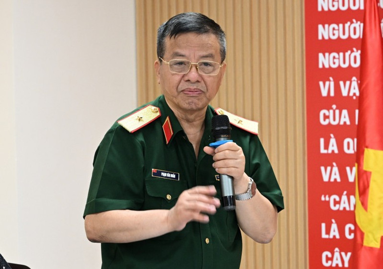 Nhà báo Phạm Văn Huấn phát biểu.