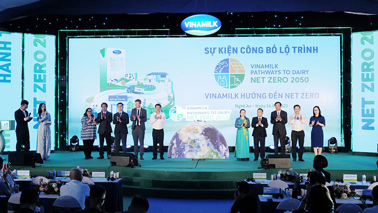 Vinamilk là đơn vị tiên phong công bố các cam kết về Net Zero và lộ trình thực hiện tại Việt Nam. Vinamilk là đơn vị tiên phong công bố các cam kết về Net Zero và lộ trình thực hiện tại Việt Nam.